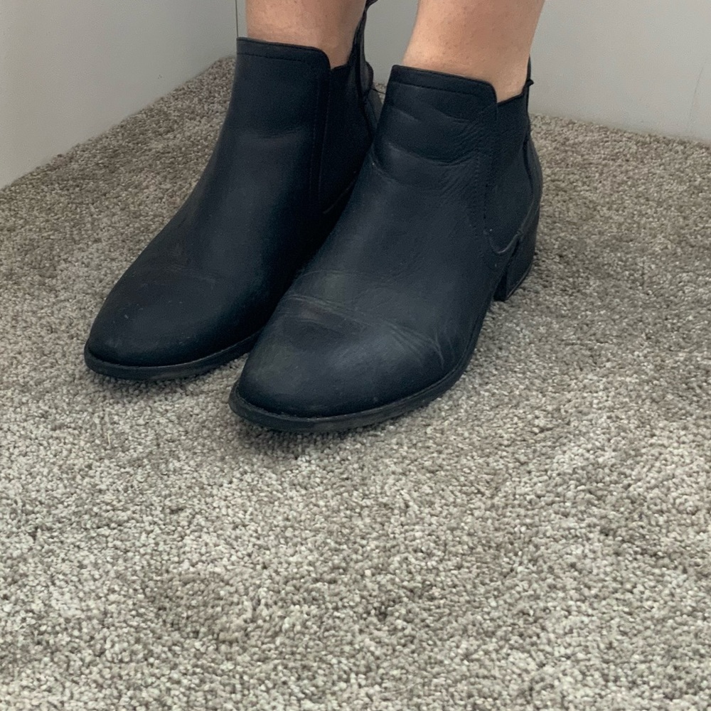 STEVE MADDEN Black Booties